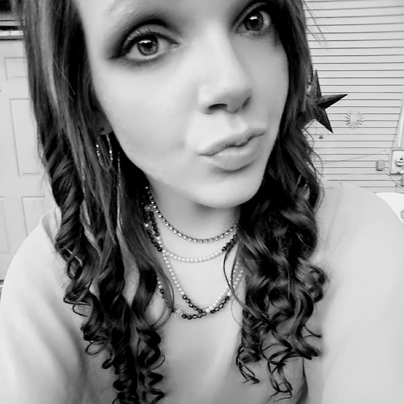 Meet your Posher, Sierra - Picture 1 of 1